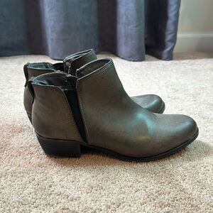 Women’s ankle boot| Size: 9.5| Color: Greyish brown